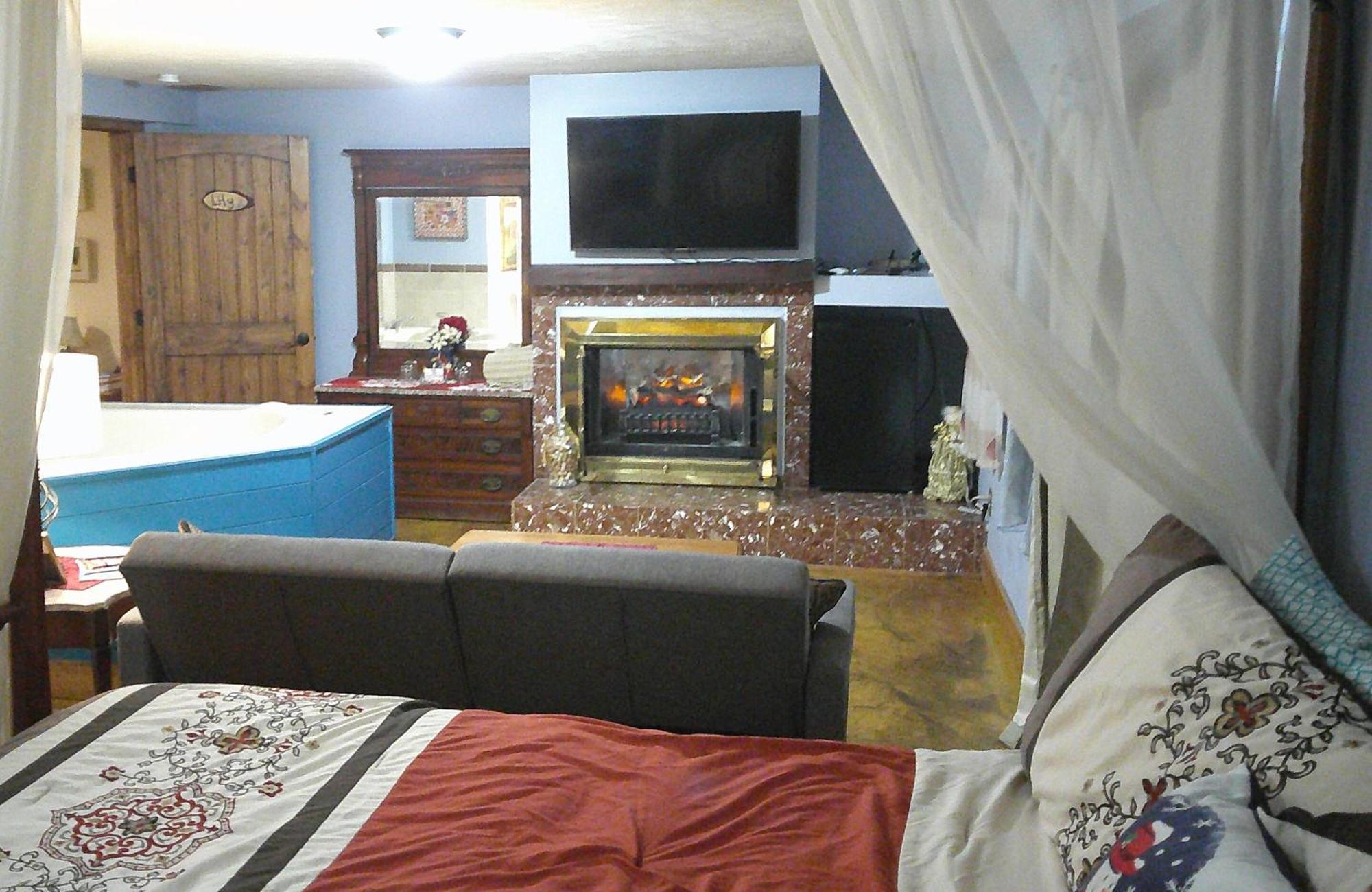 Lil Black Bear Inn Nashville Room photo